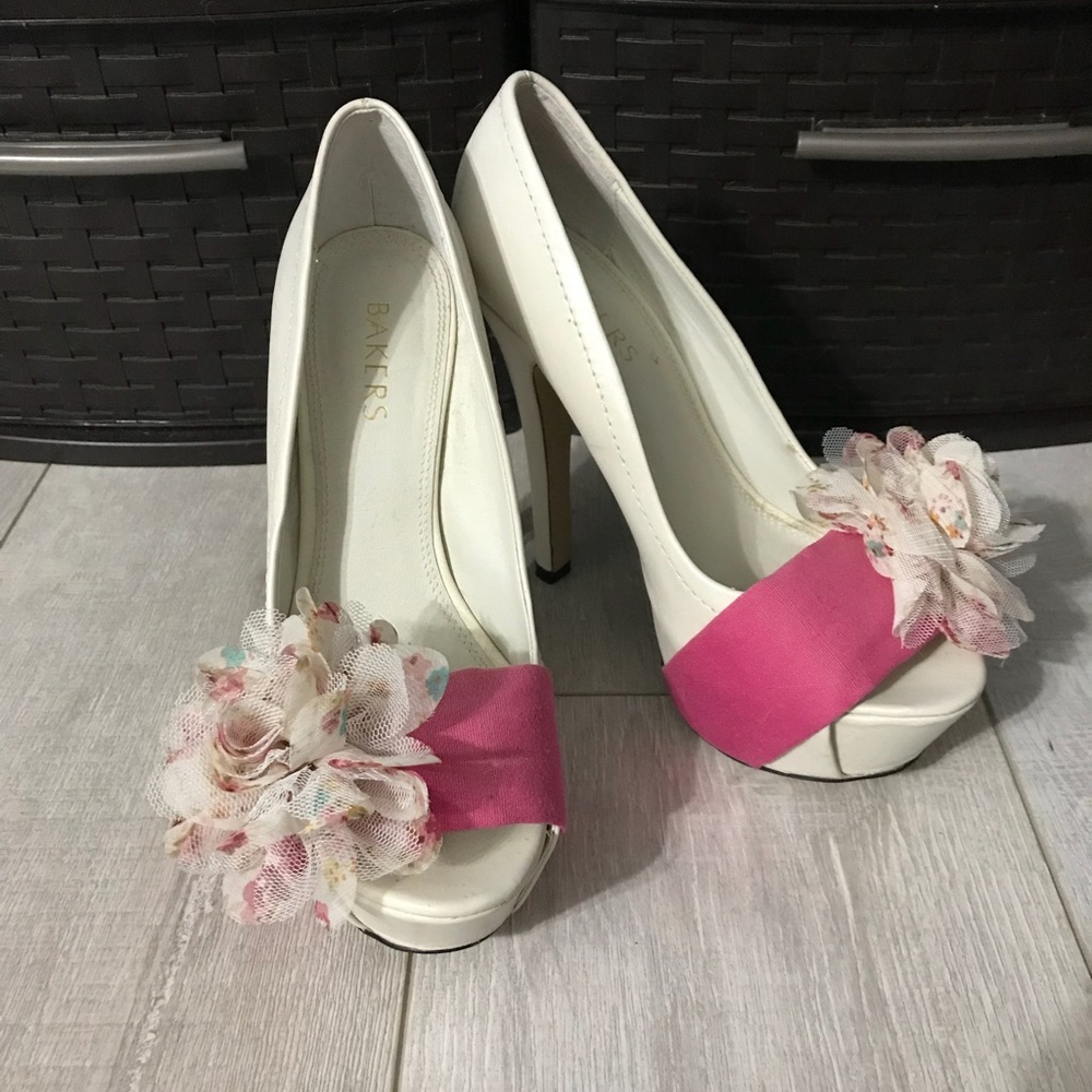 Pumps with flower embellishment